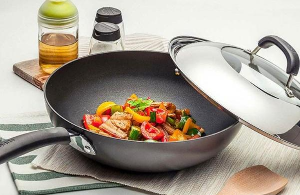 學(xué)校食堂配送中心為您講解:不粘鍋為什么不粘鍋?